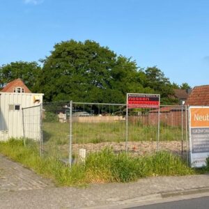 Straßenansicht Baustelle der Ferienwohnung NorderHerz in Norden im Mai 2023